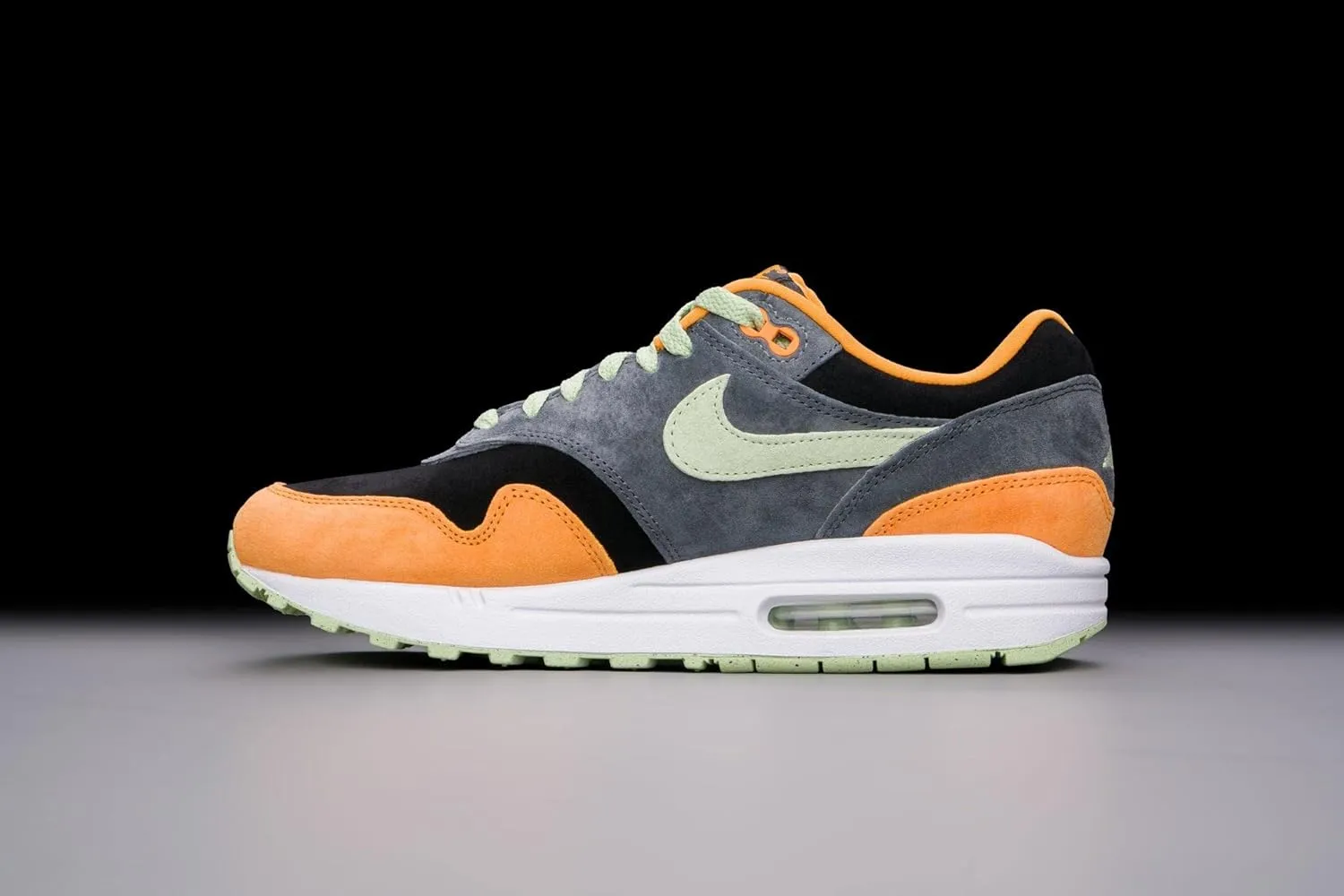 Nike mens Modern