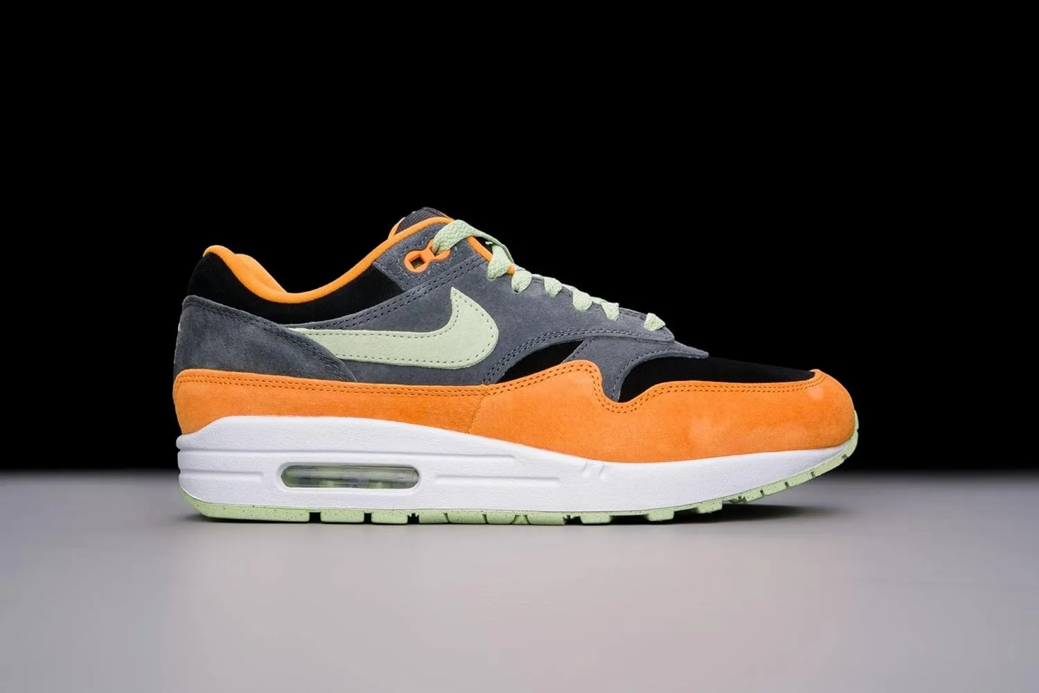 Nike mens Modern